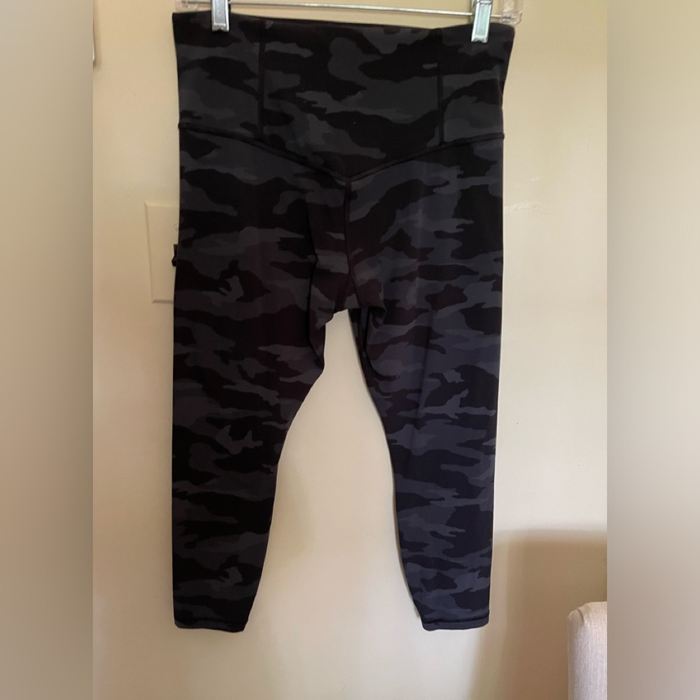 Athleta elation camo 7/8 tights, medium petite